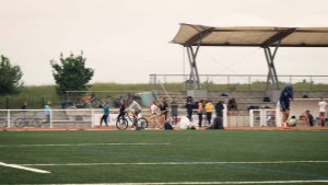 Mathilde Sénéchal et Emilie Girard, en pleine course sur une piste d'athlétisme pendant une séance d'entrainement.