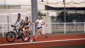 Mathilde Sénéchal et Emilie Girard, en pleine course sur une piste d'athlétisme pendant une séance d'entrainement.