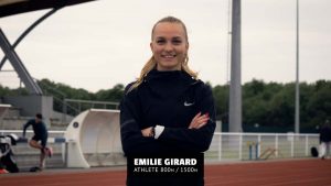 Portrait de Émilie Girard, bras croisés, sur une piste d'athlétisme. Inscription "Émilie Girard - Athlète 800m / 1500m" en bas de l'image, au centre