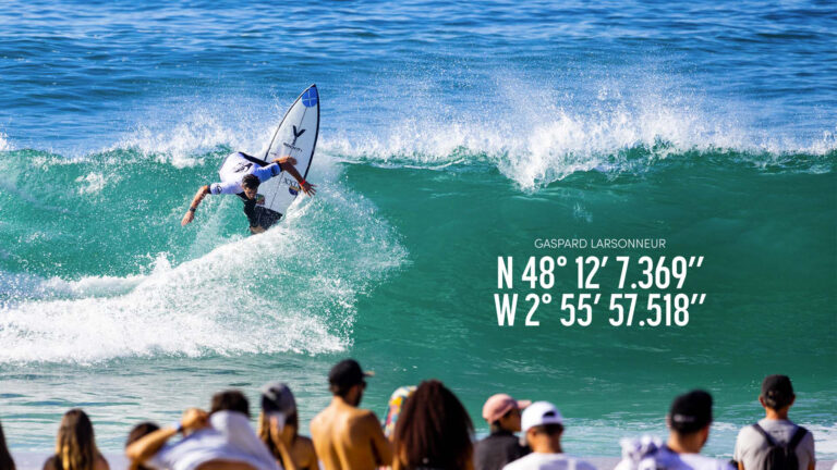 Gaspard Larsonneur effectuant une manoeuvre sur une vague pendant le Quiksilver Pro France 2022, avec un texte : Gaspard Larsonneur N 48° 12' 7.369'' W 2° 55' 57.518''