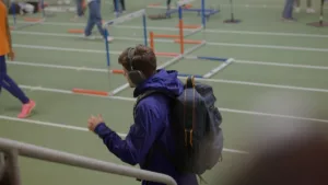 Benjamin Robert arrive sur le stade d'échauffement de l'Arena Stade Couvert de Liévin, avant son 800m au Meeting de Liévin.
